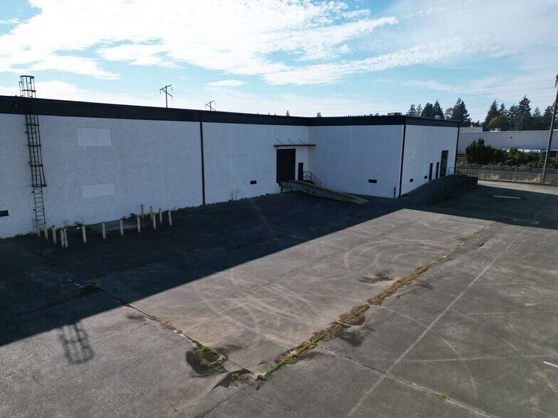 More Photos Of 29125 SW Casting St, Wilsonville Distribution For Lease