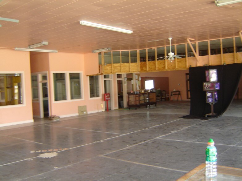 More Photos Of 200 E 4th St, Taylor Freestanding For Lease