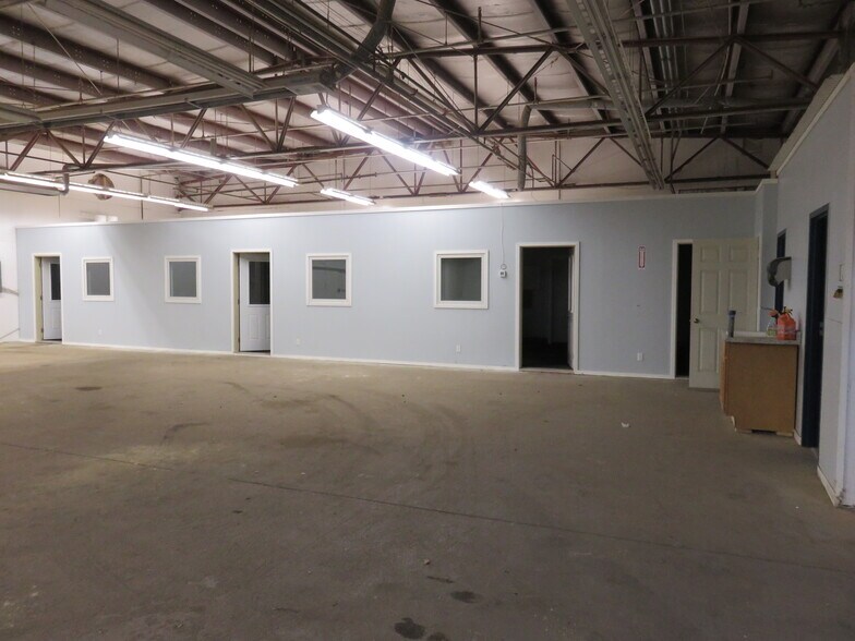 More Photos Of 725 Spiral Blvd, Hastings Manufacturing For Lease
