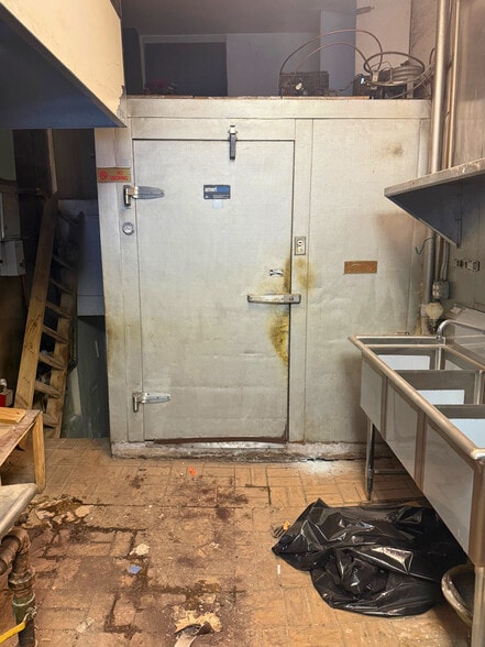 More Photos Of 133 E 157th St, Bronx Restaurant For Lease