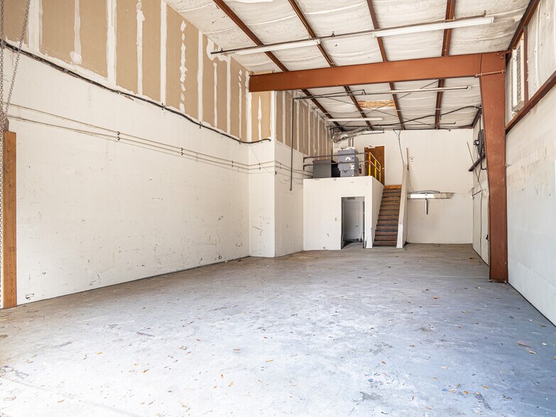 More Photos Of 1969 Corporate Sq, Longwood Light Manufacturing For Lease