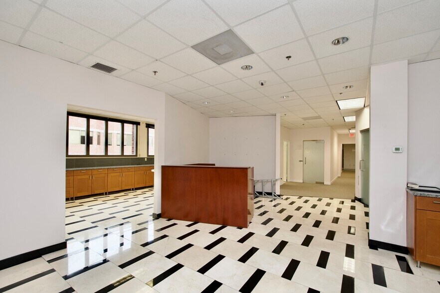 More Photos Of 1964 Gallows Rd, Vienna Office For Sale