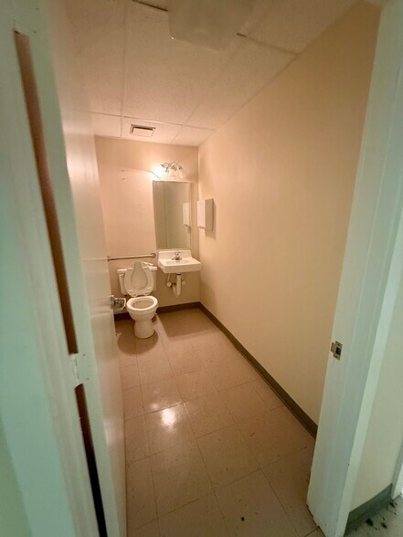 More Photos Of 170 8th St SE, Paris Office For Sale