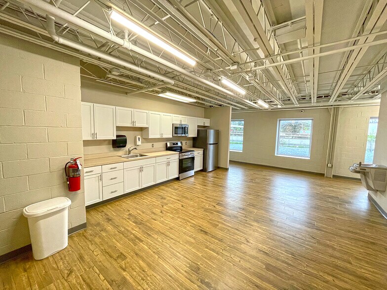 More Photos Of 471 JPL Wick Dr, Harrisburg Manufacturing For Lease