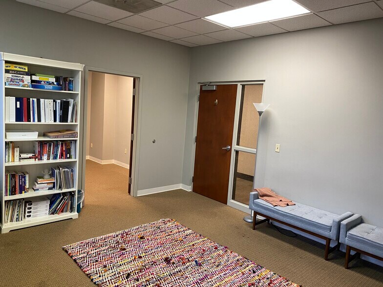 More Photos Of 222 W Gregory Blvd, Kansas City Office For Lease