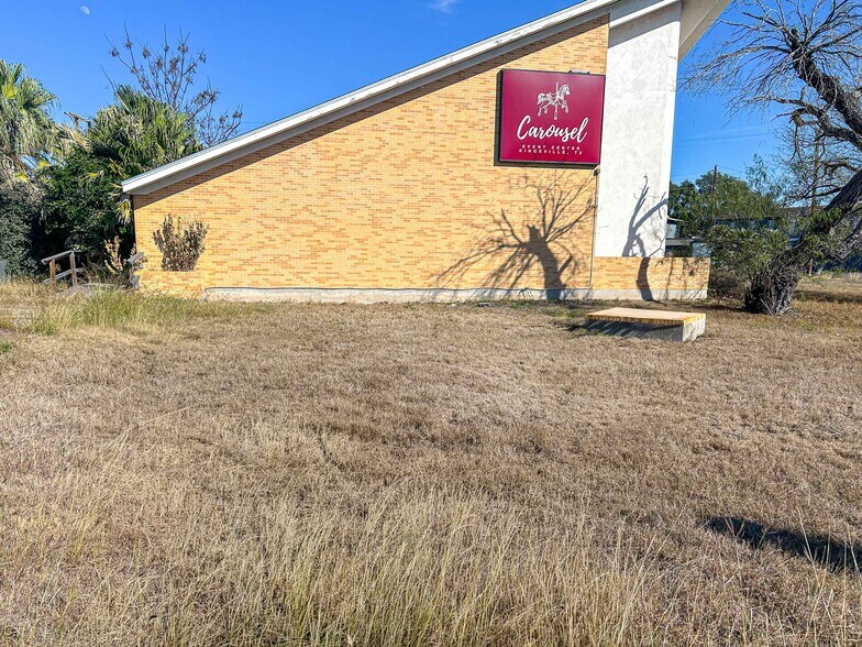 More Photos Of 1120 E Sen Carlos Truan Blvd, Kingsville Restaurant For Sale