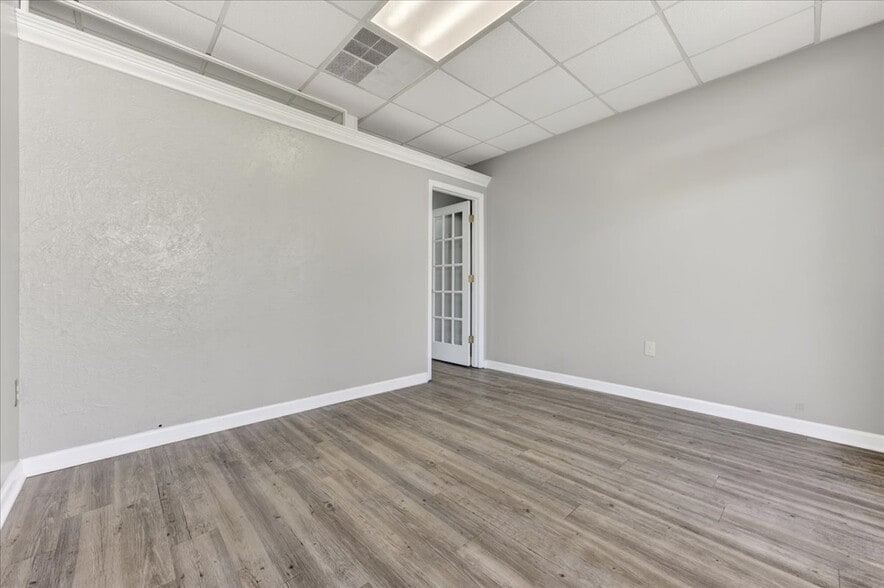 More Photos Of 913 Gulf Breeze Pky, Gulf Breeze Storefront Retail Office For Sale