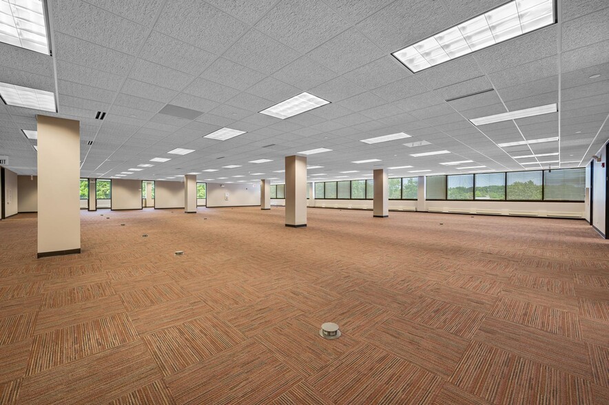 More Photos Of 915 Harger Rd, Oak Brook Office For Lease