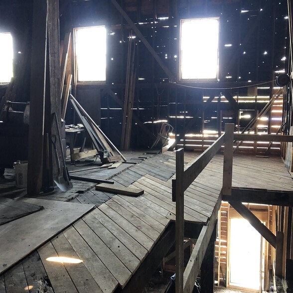 More Photos Of 76 Williams st, Whitehall Flex For Sale