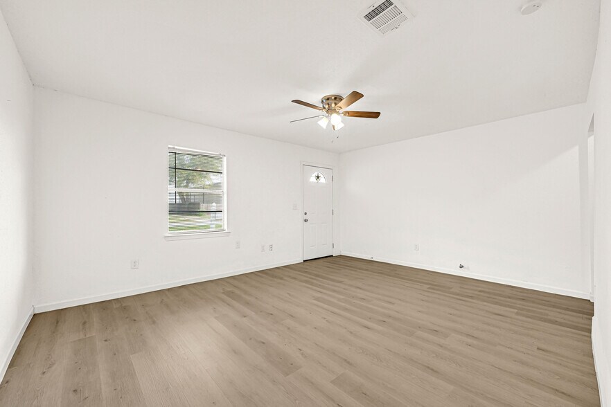 More Photos Of 7442 Evie Ln, Deer Park Showroom For Sale