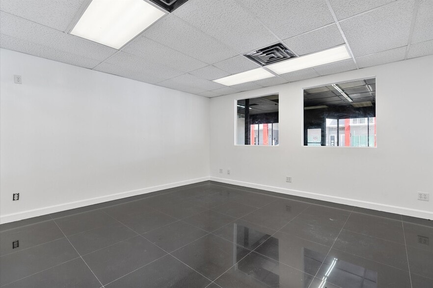 More Photos Of 1500 NW 36th St, Miami Storefront Retail Office For Lease
