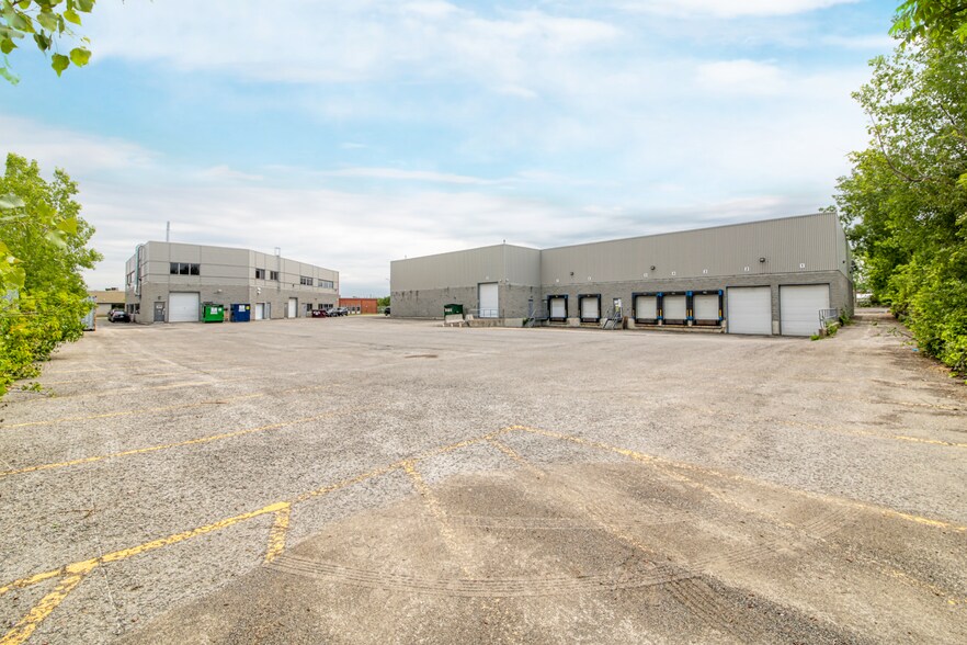 More Photos Of 610-650 Av Orly, Dorval Warehouse For Lease