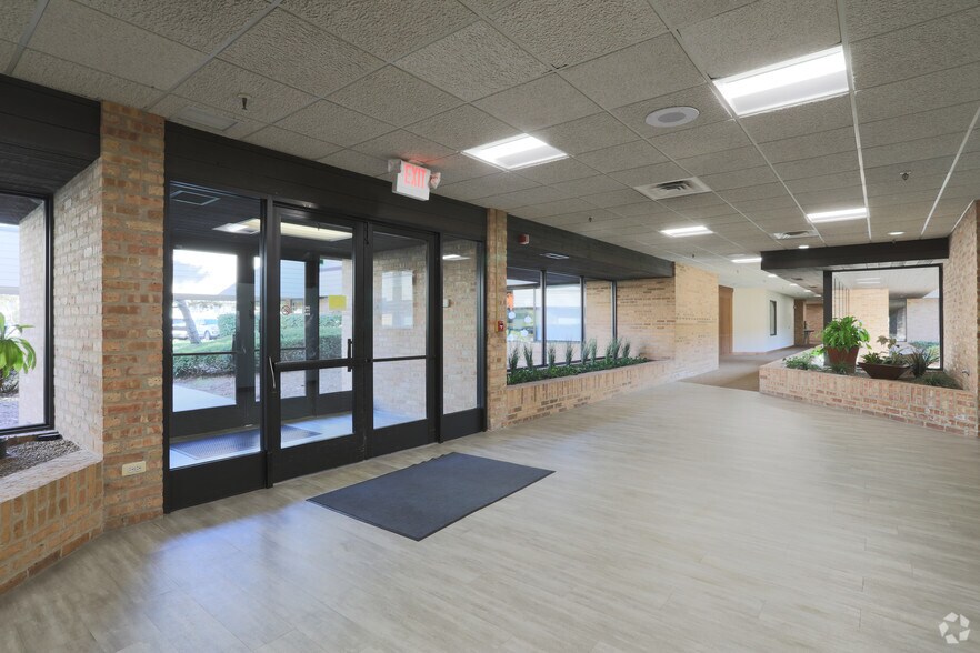 More Photos Of 1204-1332 W Northwest Hwy, Palatine Office For Lease