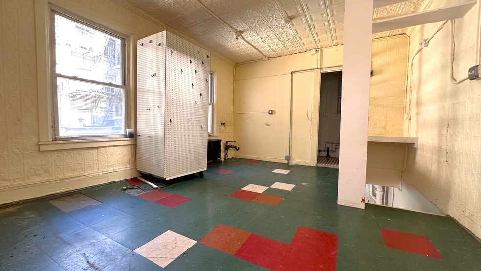 More Photos Of 35 Saint James Pl, New York Storefront Retail Residential For Lease