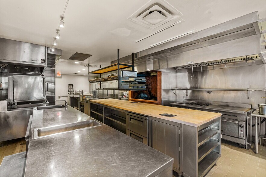 More Photos Of 2708 E Cesar Chavez St, Austin Restaurant For Sale