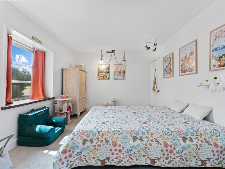 More Photos Of 200 66th St N, Saint Petersburg Office For Sale