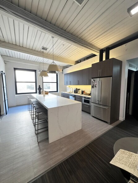 More Photos Of 11 W Illinois St, Chicago Loft Creative Space For Lease