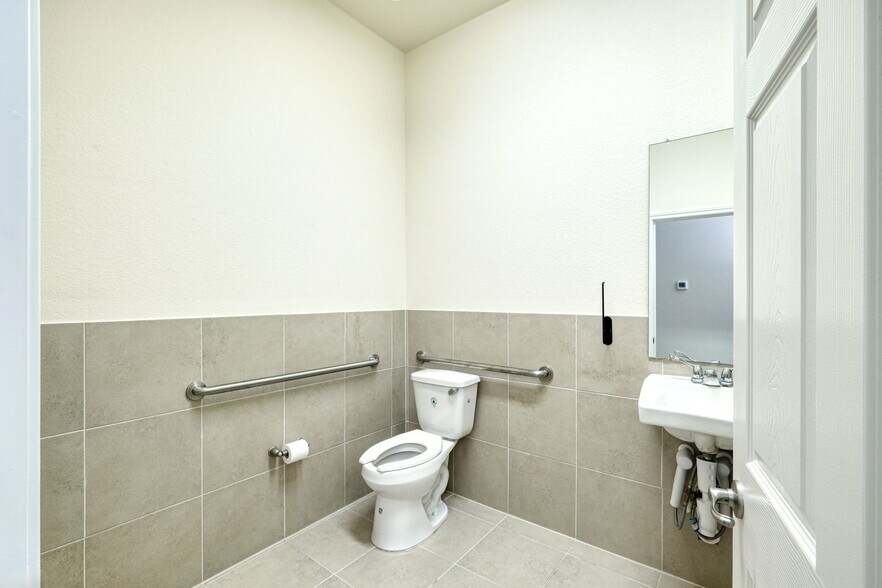 More Photos Of 1009 W Pecan St, Pflugerville Medical For Sale