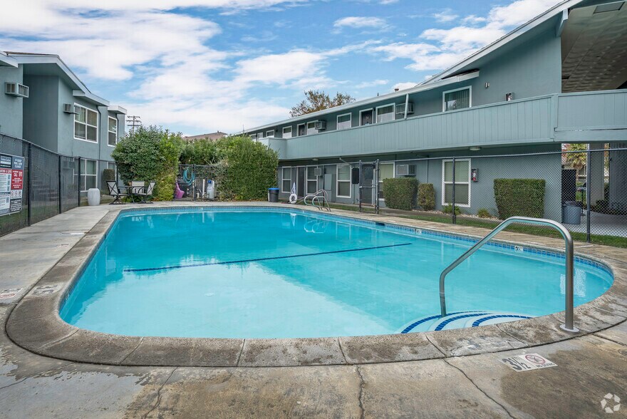 More Photos Of 5500 Foothill Gardens Ct, Sacramento Apartments For Sale