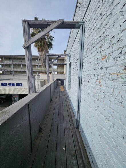 More Photos Of 2500 W Pico Blvd, Los Angeles Storefront Retail Residential For Sale