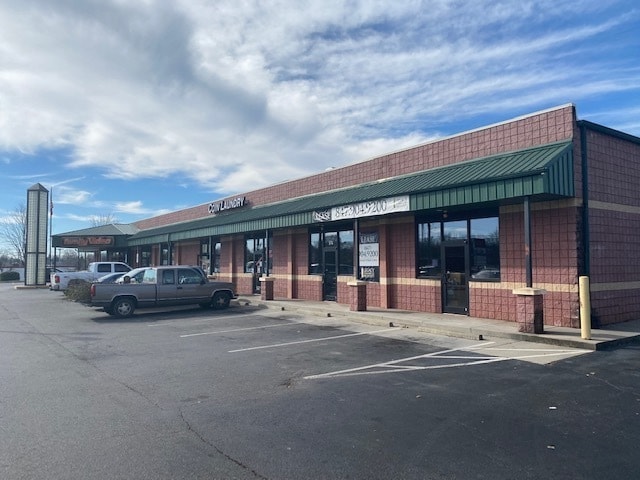 More Photos Of 972-980 S Main St, Lexington Freestanding For Lease