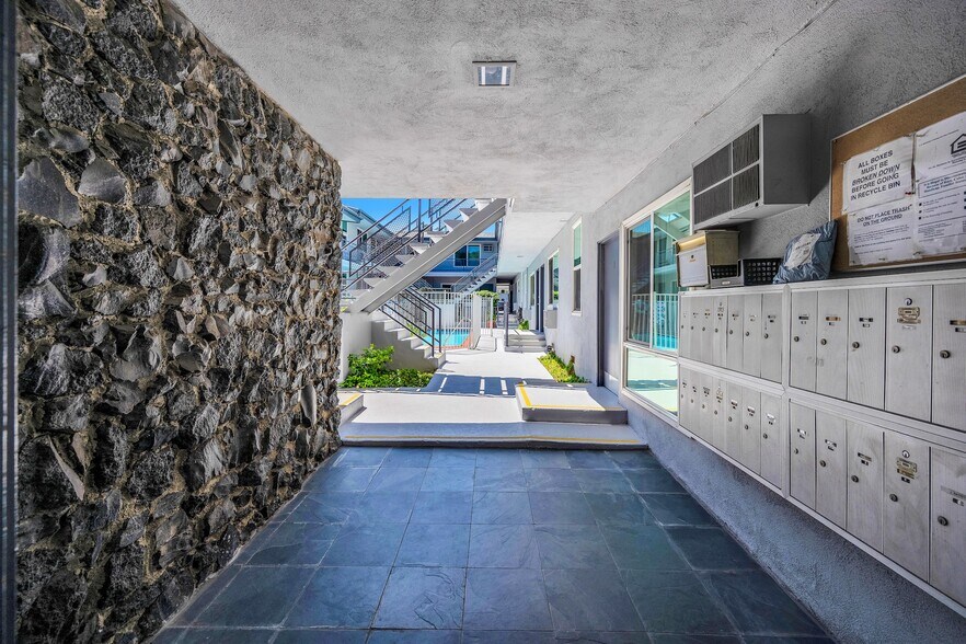 More Photos Of 13000 Valleyheart Dr, Studio City Apartments For Sale