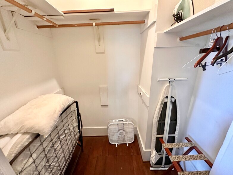 More Photos Of 615 College St, Clinton Hotel For Sale