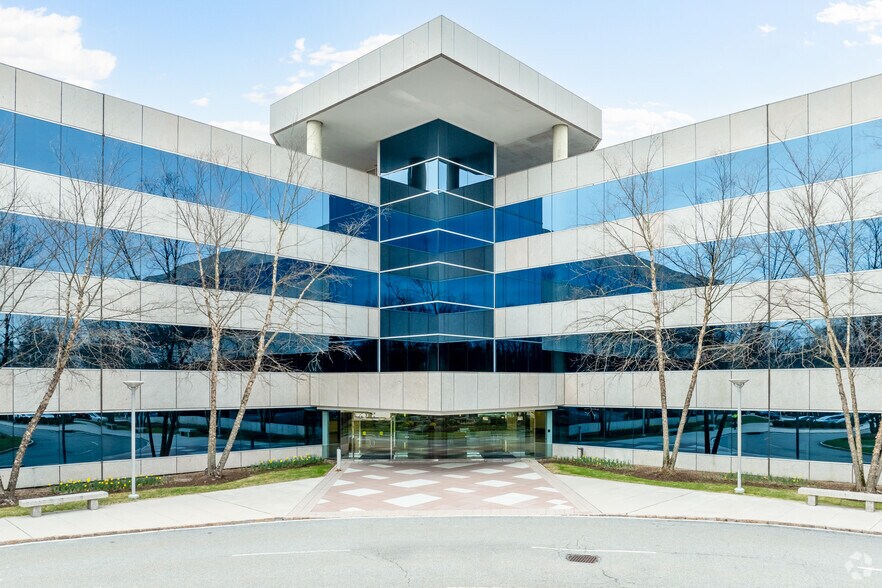 More Photos Of 500 Summit Lake Dr, Valhalla Unknown For Lease