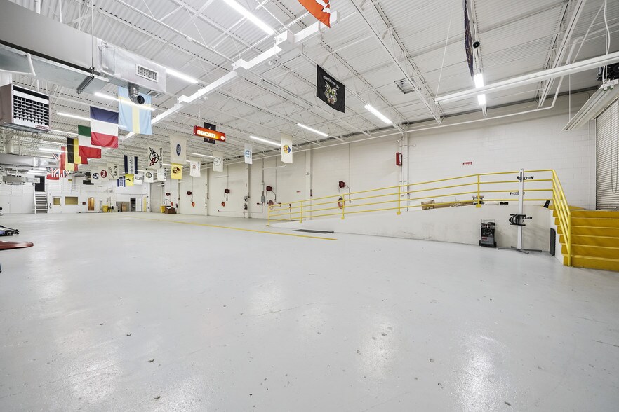 More Photos Of 3007 Crossview Dr, Houston Showroom For Sale