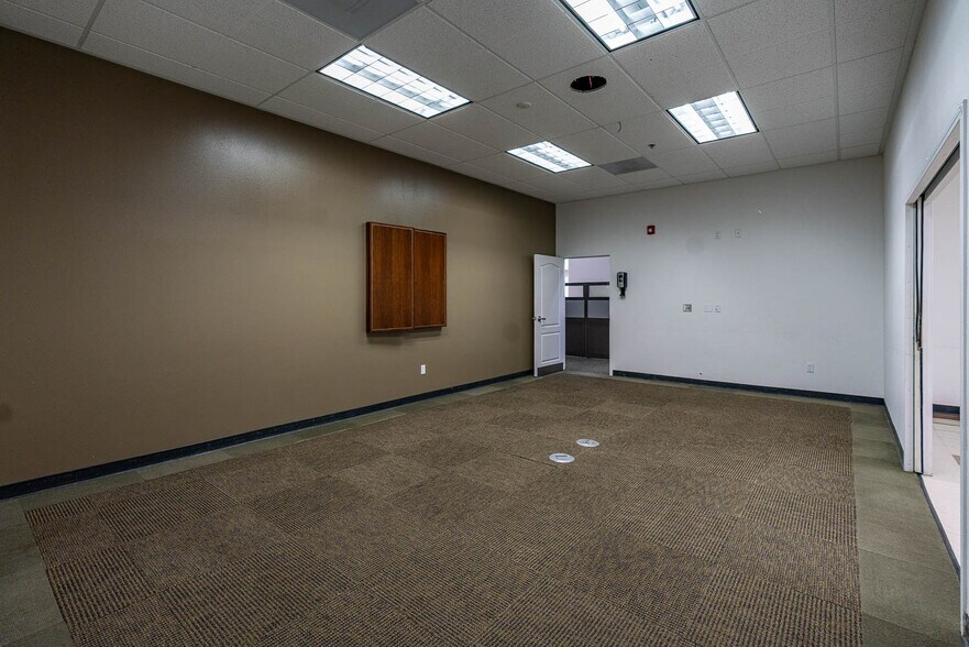 More Photos Of 300-304 E Avenue K6, Lancaster Office For Lease