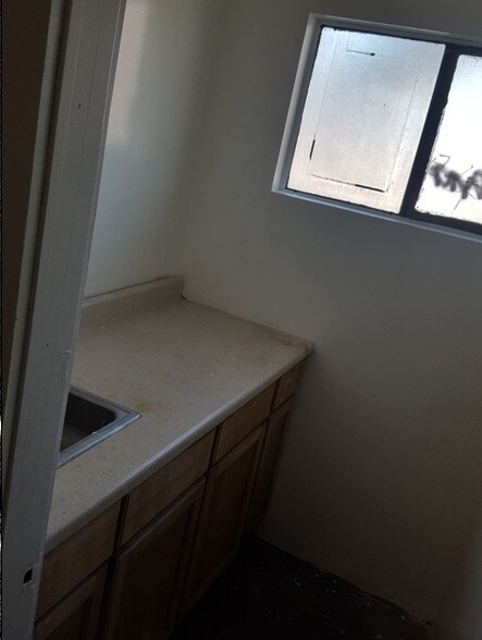More Photos Of 4612 Manhattan Beach Blvd, Lawndale Warehouse For Lease