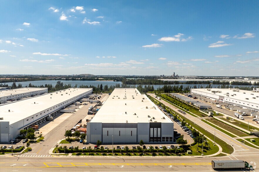 More Photos Of 3980 W 104th St, Hialeah Distribution For Lease