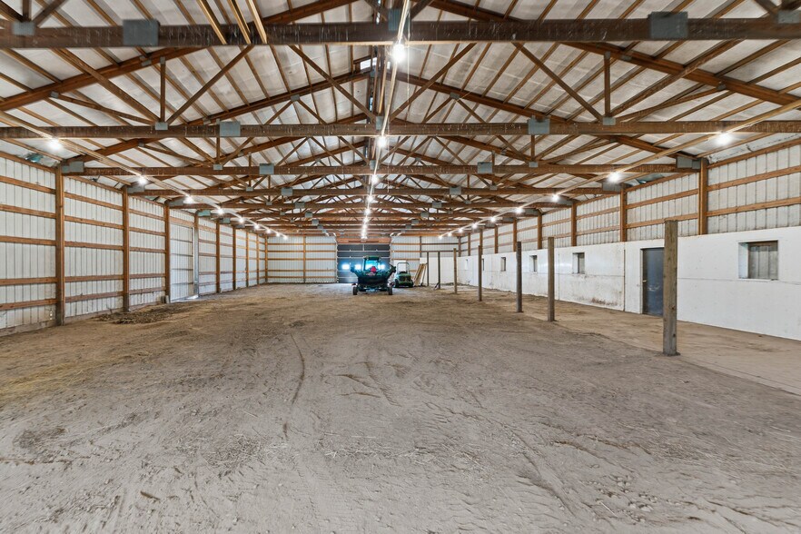More Photos Of 7820 SE Vandalia Dr, Runnells Veterinarian Kennel For Sale