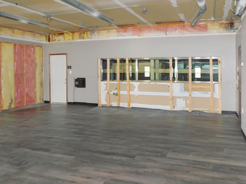 More Photos Of 769 N Blackhawk Blvd, Rockton Office For Lease