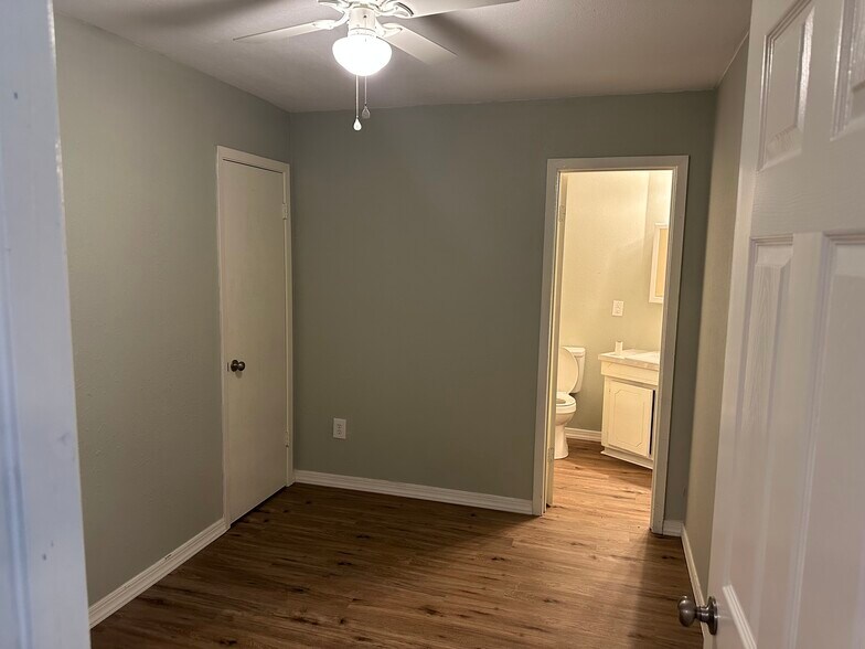 More Photos Of 2001 E 20th St, Hooks Apartments For Sale