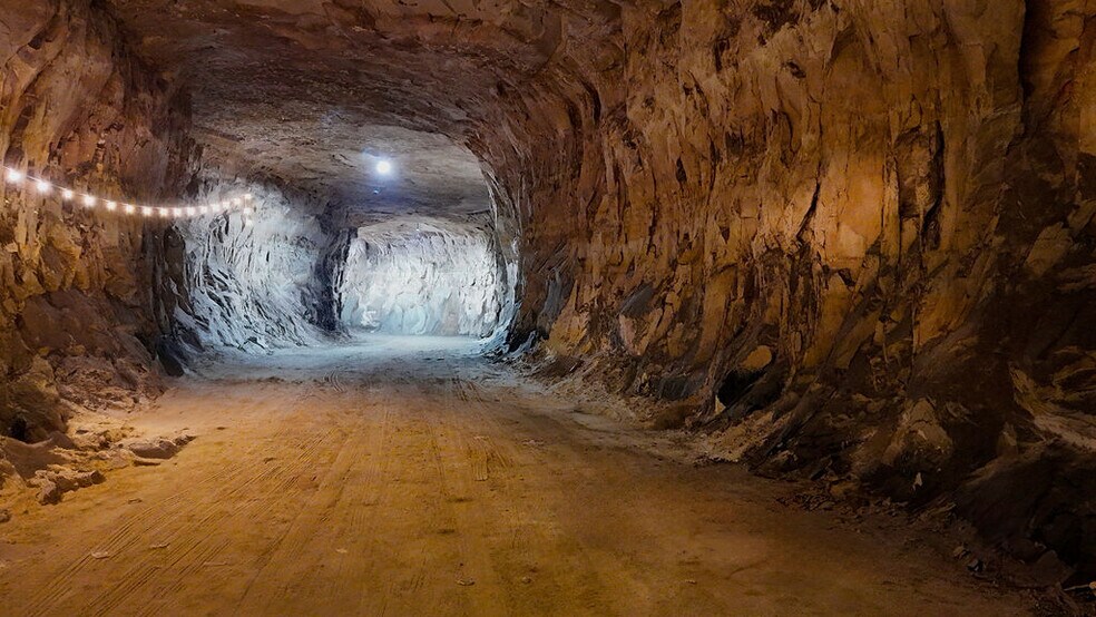 More Photos Of 20 Cave Industrial dr, Crystal City Industrial For Sale