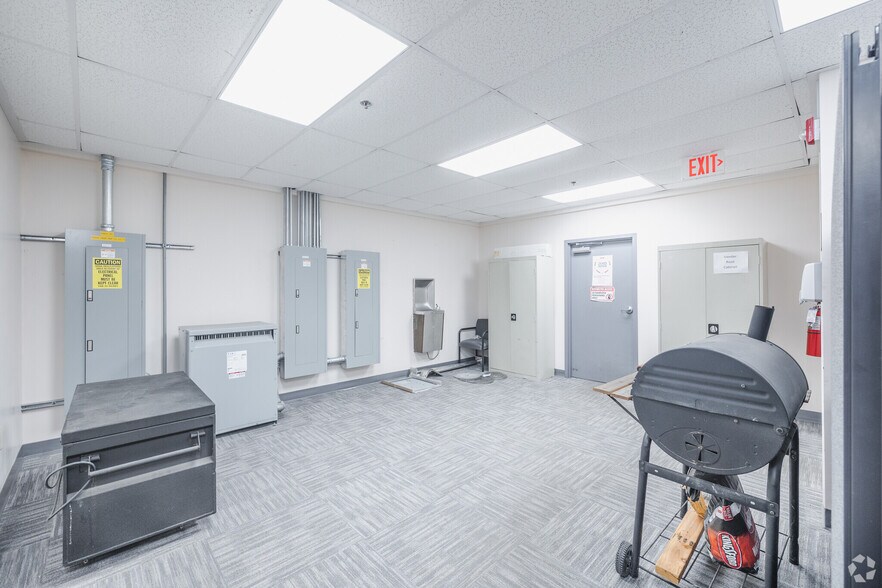 More Photos Of 5935 Rivers Ave, North Charleston Showroom For Lease