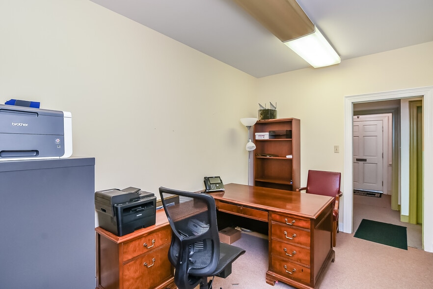 More Photos Of 1900 E Parham Rd, Henrico Office For Sale