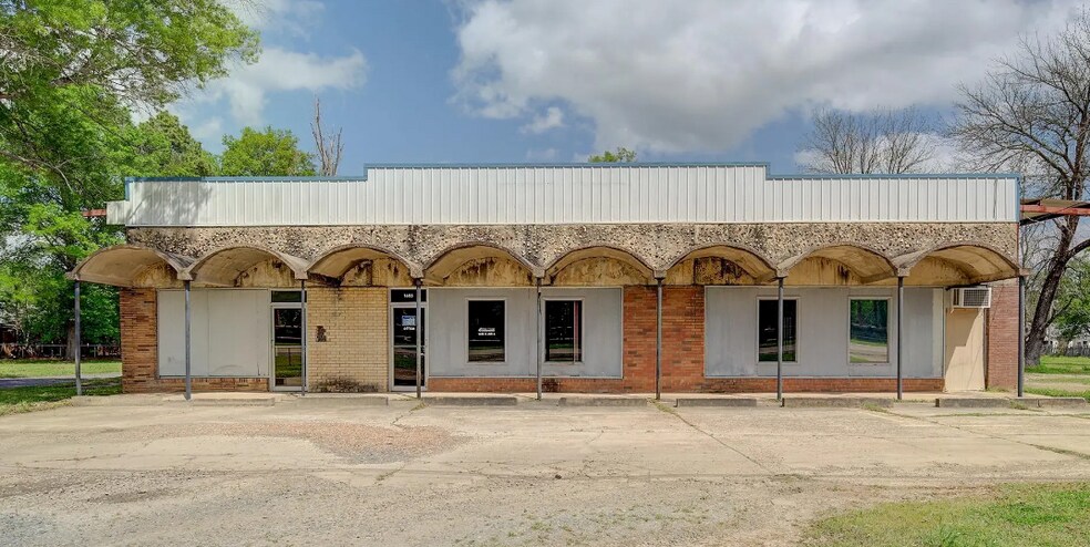 More Photos Of 1605 E Avenue A, Hooks Warehouse For Sale