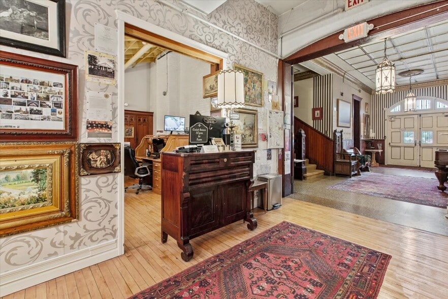 More Photos Of 49 Florida Ave, Amsterdam Hospitality For Sale