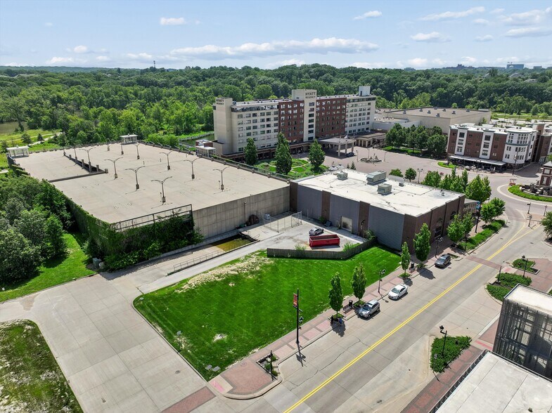 More Photos Of 903 Quarry Rd, Coralville Storefront For Sale