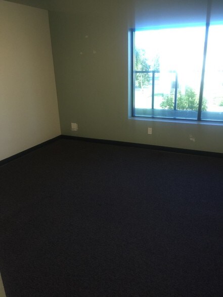 More Photos Of 4517 Market St, Ventura Light Distribution For Lease