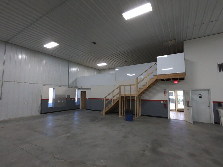 More Photos Of 3415 Denver Dr, Denver Warehouse For Lease