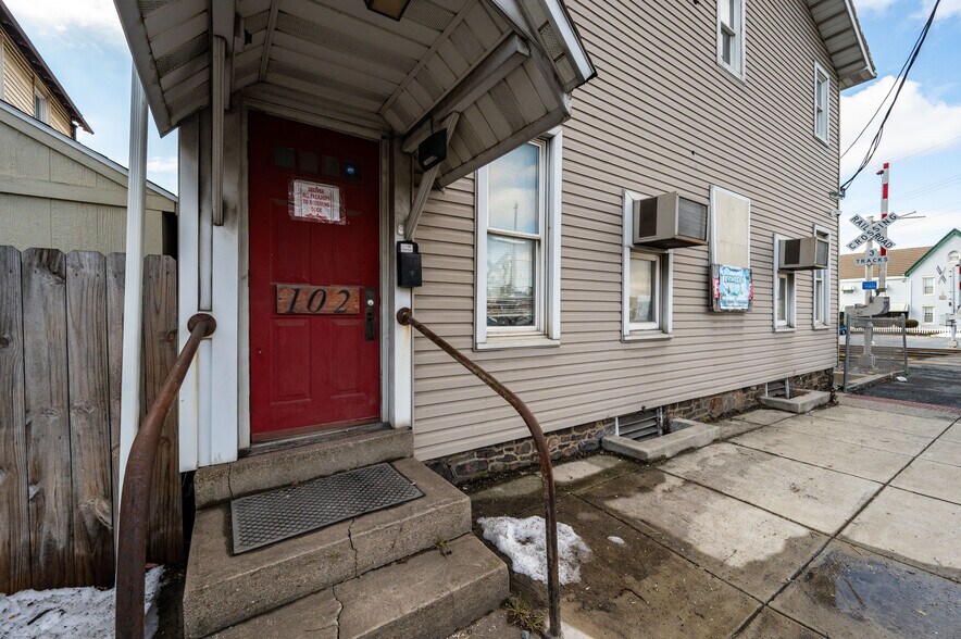 More Photos Of 102 S Richmond St, Fleetwood Warehouse For Sale