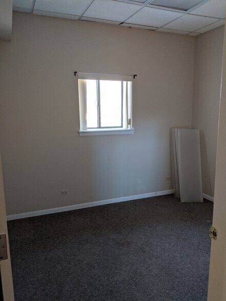 More Photos Of 6575-6577 N Avondale Ave, Chicago Service For Lease