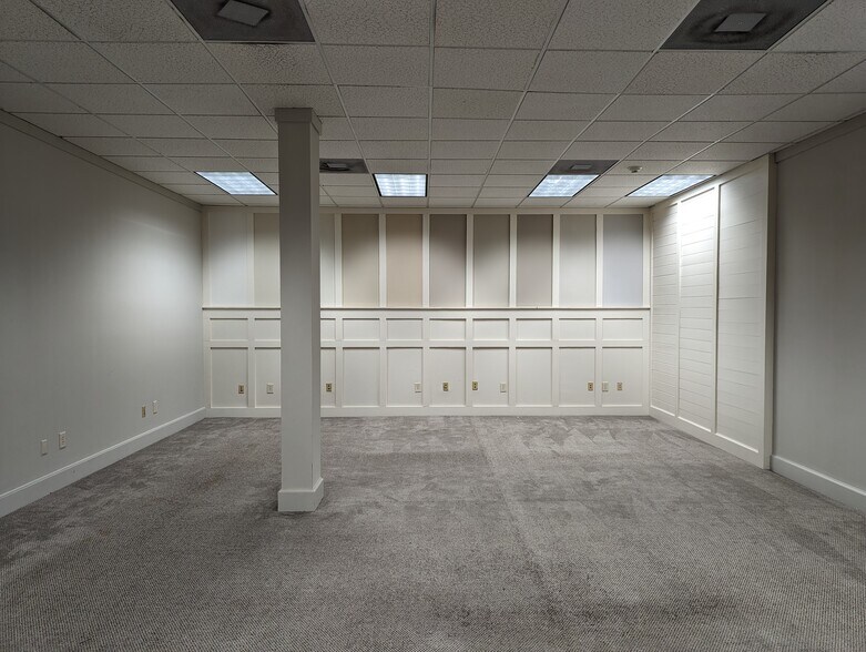 More Photos Of 800 3rd Ave, West Point Office For Sale