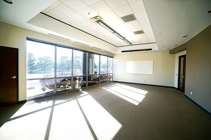 More Photos Of 4616 W Howard Ln, Austin Flex For Lease