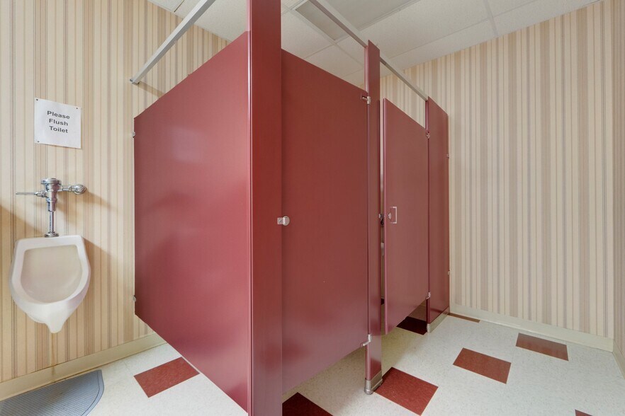 More Photos Of 8645 E Backwater Rd, North Webster Showroom For Lease