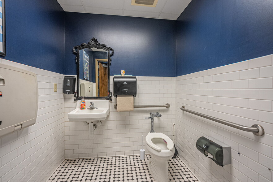 More Photos Of 209 W Congress St, Savannah Restaurant For Sale