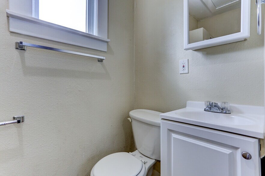 More Photos Of 1512 Franklin St, Vancouver Apartments For Sale